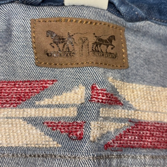 Levi’s Trucker Jacket with Aztec embroidered design Denim Jacket Sz medium - Picture 3 of 8